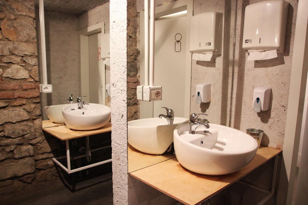 Destil Hostel Tirana Eksteriør billede