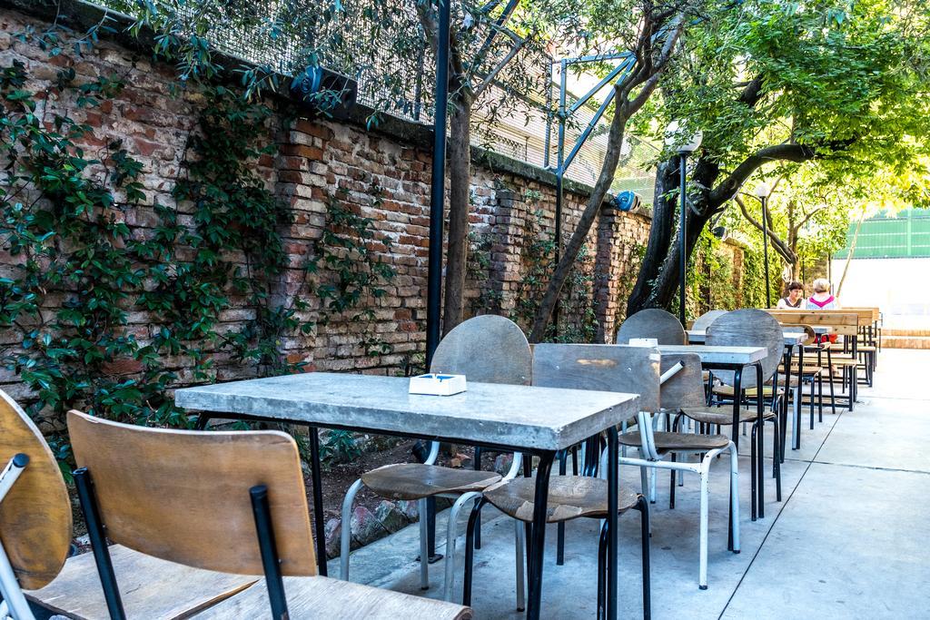 Destil Hostel Tirana Eksteriør billede