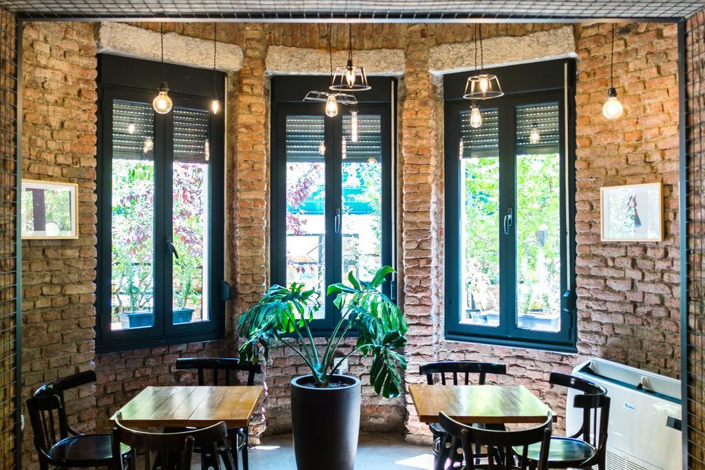 Destil Hostel Tirana Eksteriør billede
